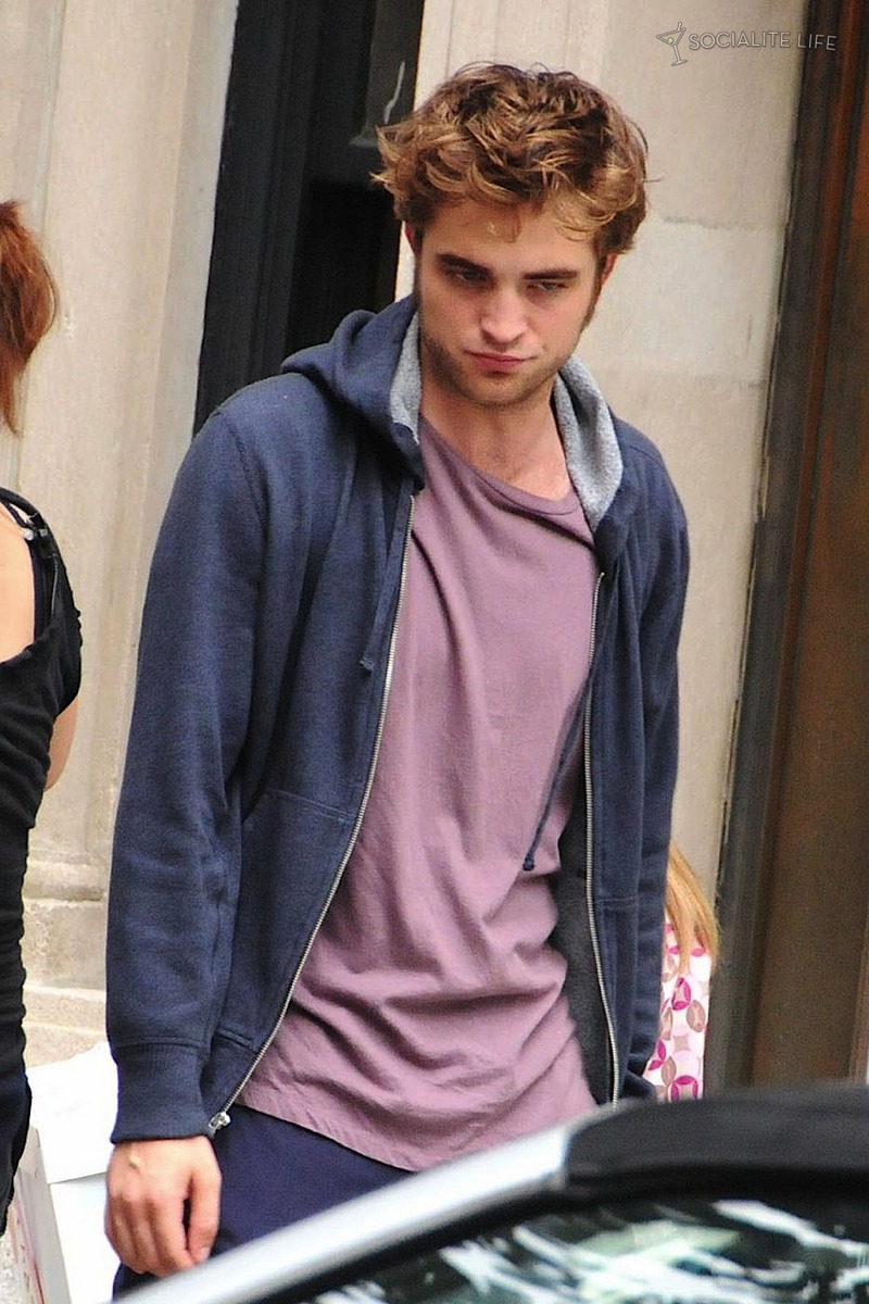 Pics of Robert Pattinson on the set of Remember Me yesterday,