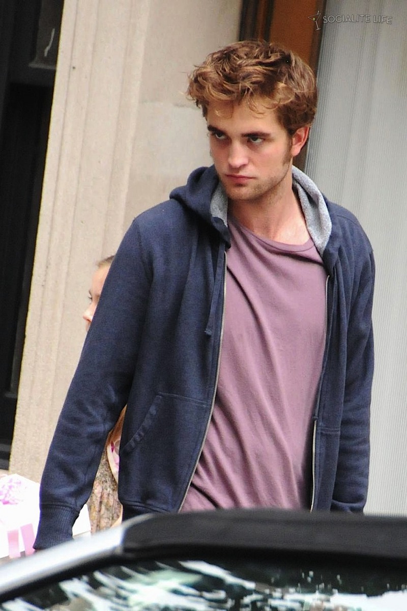Pics of Robert Pattinson on the set of Remember Me yesterday,