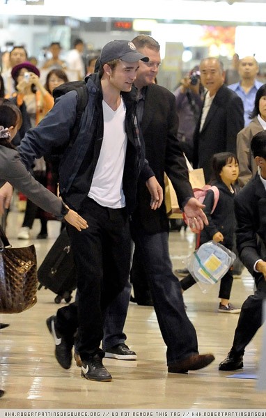 Actor Robert Pattinson arrives at Narita International Airport on November 1, 2009 in Narita, Chiba, Japan. Robert Pattinson Arrives In Japan