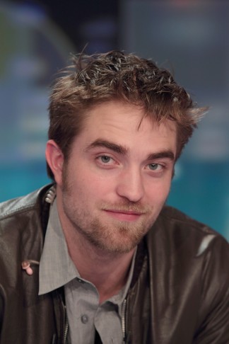 14 Diciembre- Robert Pattinson es el # 4 de la lista de Forbes de los Actores con mayor recaudación en el 2011  014-2