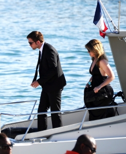 ROBERT PATTINSON steigt in Cannes aus einer Yacht