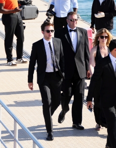 ROBERT PATTINSON steigt in Cannes aus einer Yacht